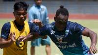 Bek Persib Kurang Nyaman dengan Label Unggulan, Tetap Respek kepada Barito